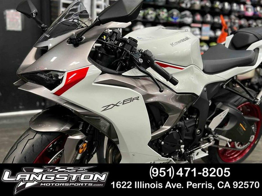 2024 Kawasaki Ninja® ZX™-6R ABS Pearl Robotic White/Metallic Graphite Gray