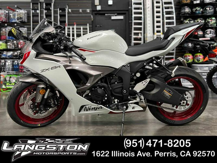 2024 Kawasaki Ninja® ZX™-6R ABS Pearl Robotic White/Metallic Graphite Gray