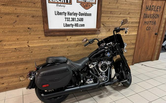 2026 Harley-Davidson® Heritage Classic Vivid Black Black Cast Wheels FLHC