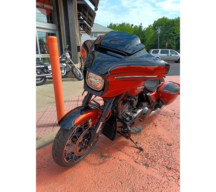 2023 Harley-Davidson CVO™ Street Glide Whiskey Neat w/Raven Metallic