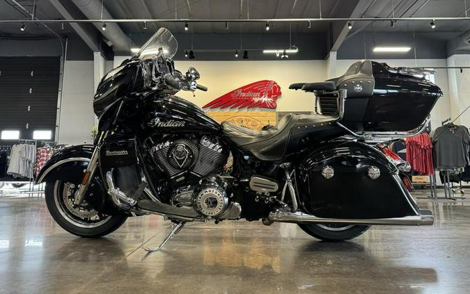 2021 Indian Motorcycle® Roadmaster® Thunder Black Pearl