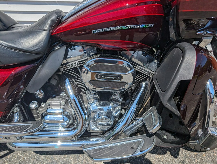 2015 Harley-Davidson CVO Road Glide Ultra Burgundy Blaze and Typ