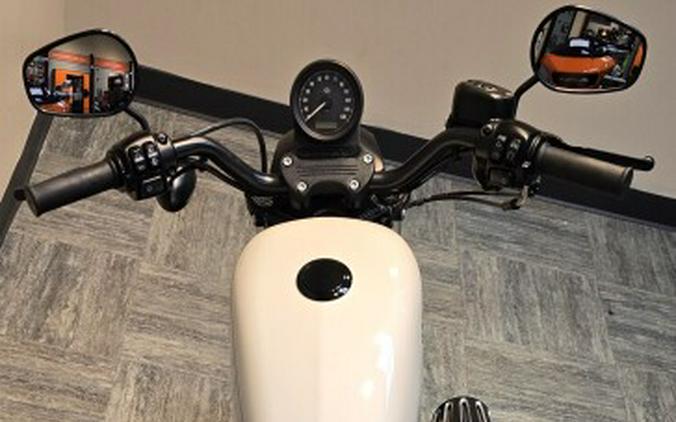 2022 Harley-Davidson® Iron 883™ White Gold Pearl XL883N