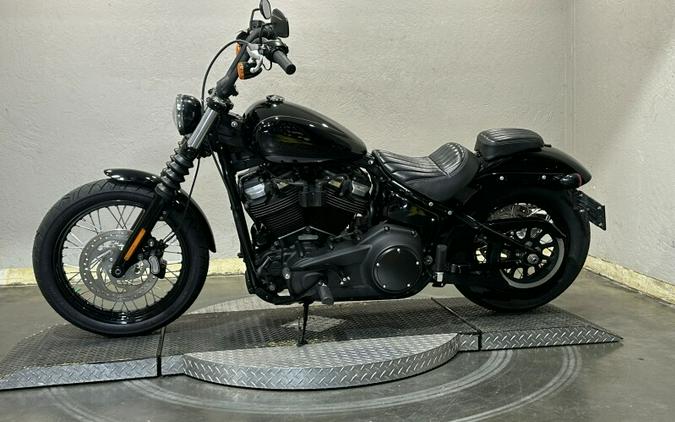 2018 Harley-Davidson® Street Bob® Vivid Black