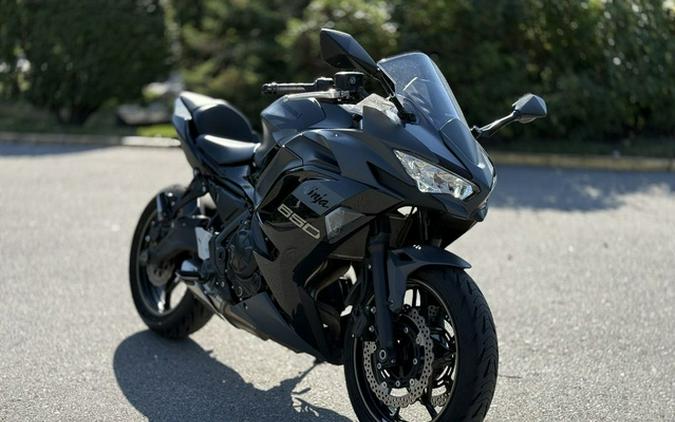 2024 Kawasaki Ninja 650 Metallic Matte Graphenesteel GrayEbony