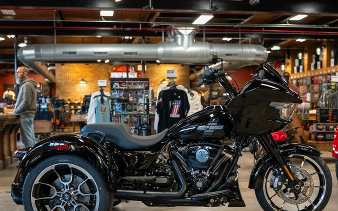 Harley-Davidson® Road Glide 3 2026 FLTRT 34683622 VIVID BLACK