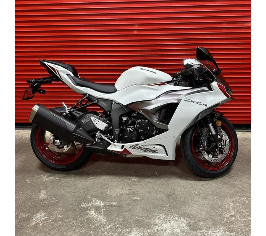 2024 Kawasaki Ninja® ZX™-6R ABS Pearl Robotic White/Metallic Graphite Gray