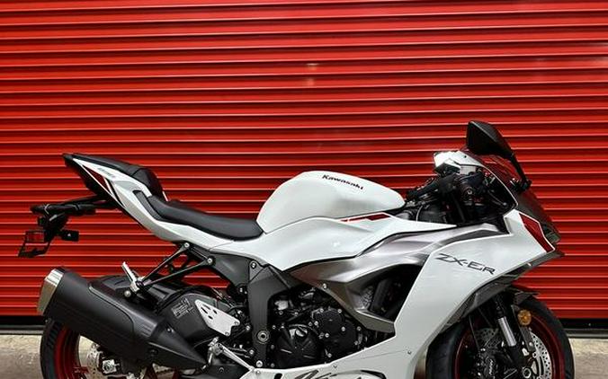 2024 Kawasaki Ninja® ZX™-6R ABS Pearl Robotic White/Metallic Graphite Gray