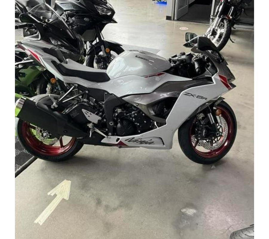 2024 Kawasaki Ninja® ZX™-6R ABS Pearl Robotic White/Metallic Graphite Gray