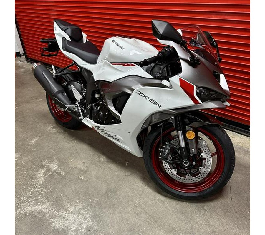 2024 Kawasaki Ninja® ZX™-6R ABS Pearl Robotic White/Metallic Graphite Gray