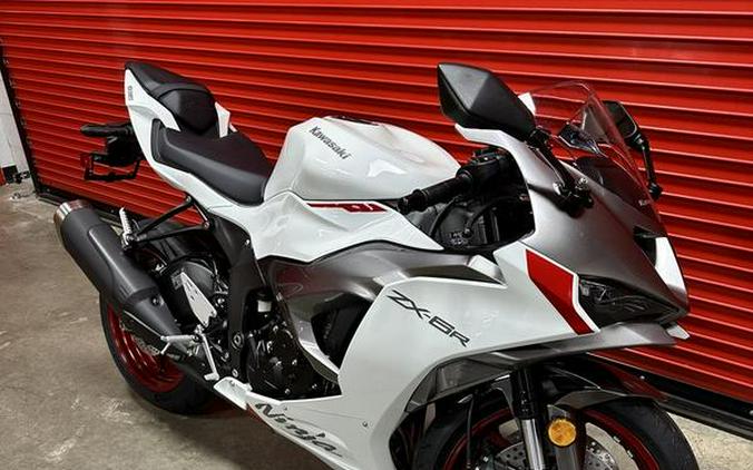 2024 Kawasaki Ninja® ZX™-6R ABS Pearl Robotic White/Metallic Graphite Gray