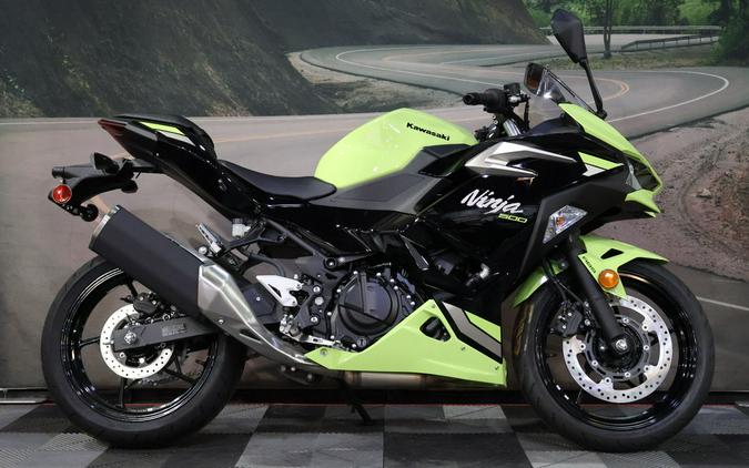 2026 Kawasaki Ninja® 500 ABS Metallic Yellowish Green/Ebony