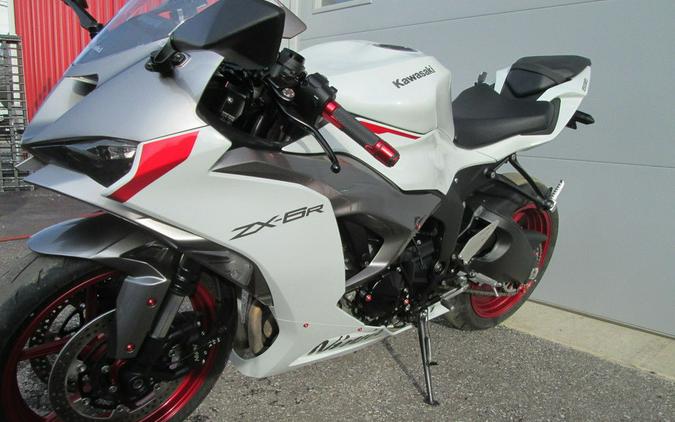 2024 Kawasaki Ninja® ZX™-6R ABS Pearl Robotic White/Metallic Graphite Gray