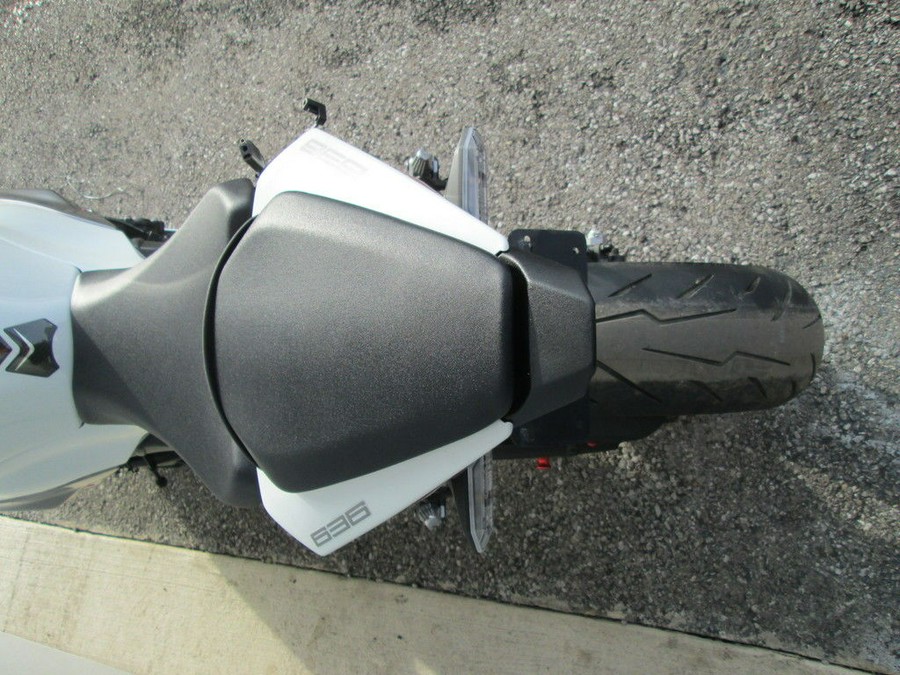 2024 Kawasaki Ninja® ZX™-6R ABS Pearl Robotic White/Metallic Graphite Gray