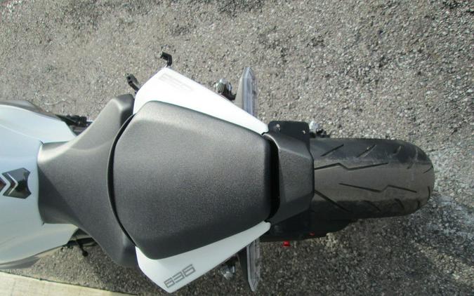 2024 Kawasaki Ninja® ZX™-6R ABS Pearl Robotic White/Metallic Graphite Gray