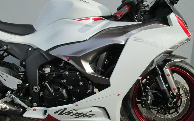 2024 Kawasaki Ninja® ZX™-6R ABS Pearl Robotic White/Metallic Graphite Gray