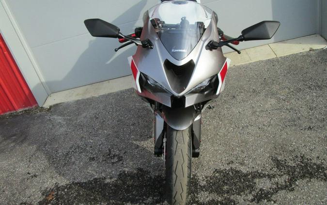 2024 Kawasaki Ninja® ZX™-6R ABS Pearl Robotic White/Metallic Graphite Gray