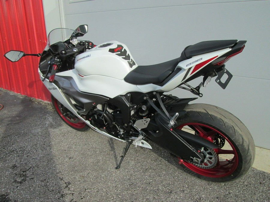 2024 Kawasaki Ninja® ZX™-6R ABS Pearl Robotic White/Metallic Graphite Gray