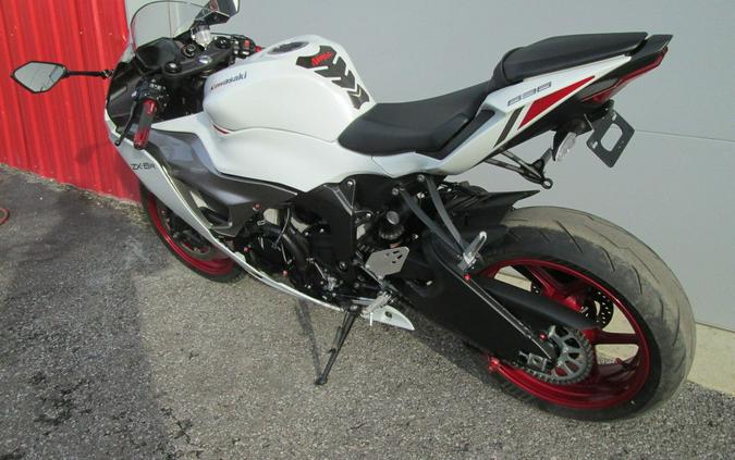 2024 Kawasaki Ninja® ZX™-6R ABS Pearl Robotic White/Metallic Graphite Gray