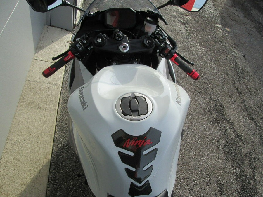 2024 Kawasaki Ninja® ZX™-6R ABS Pearl Robotic White/Metallic Graphite Gray