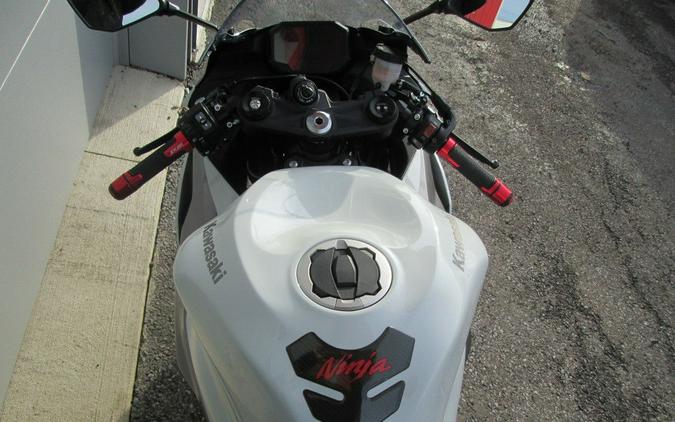 2024 Kawasaki Ninja® ZX™-6R ABS Pearl Robotic White/Metallic Graphite Gray