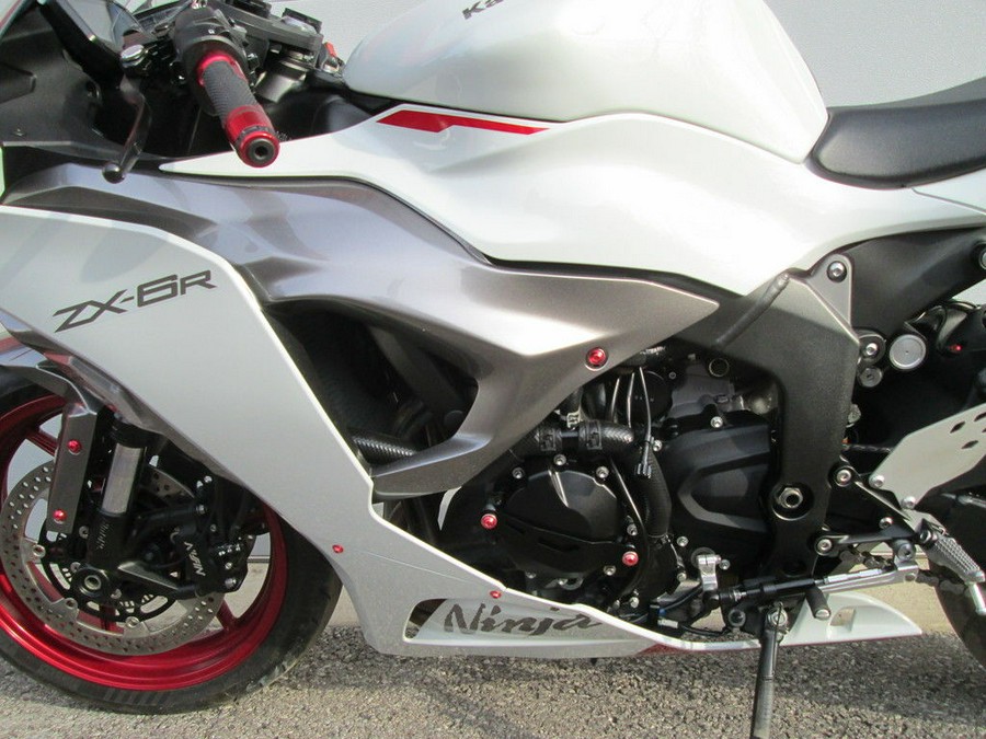 2024 Kawasaki Ninja® ZX™-6R ABS Pearl Robotic White/Metallic Graphite Gray