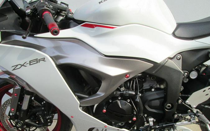 2024 Kawasaki Ninja® ZX™-6R ABS Pearl Robotic White/Metallic Graphite Gray