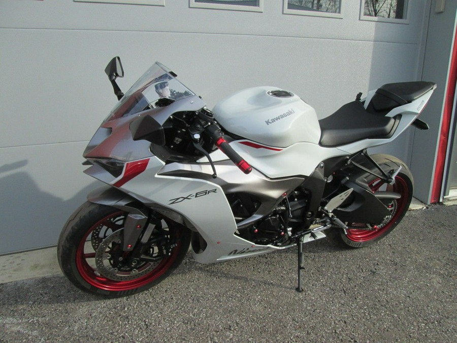 2024 Kawasaki Ninja® ZX™-6R ABS Pearl Robotic White/Metallic Graphite Gray
