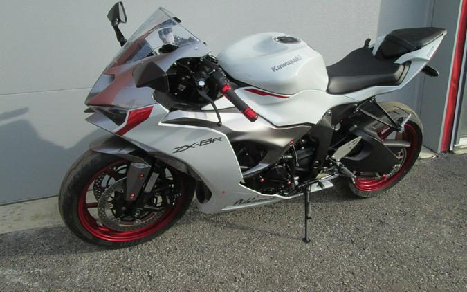 2024 Kawasaki Ninja® ZX™-6R ABS Pearl Robotic White/Metallic Graphite Gray