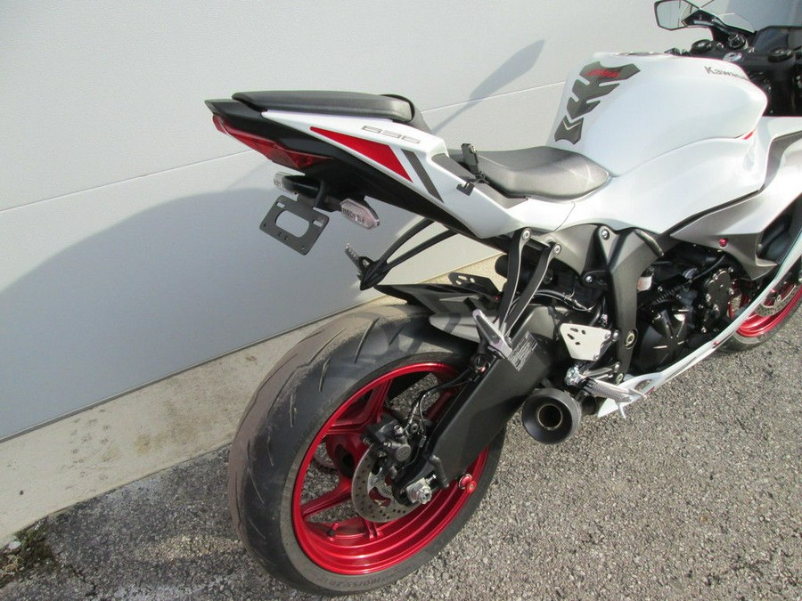 2024 Kawasaki Ninja® ZX™-6R ABS Pearl Robotic White/Metallic Graphite Gray