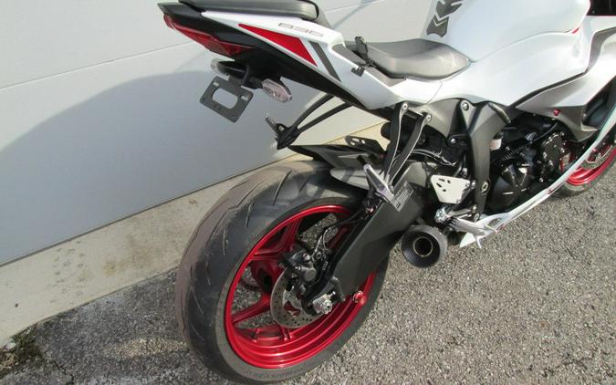 2024 Kawasaki Ninja® ZX™-6R ABS Pearl Robotic White/Metallic Graphite Gray