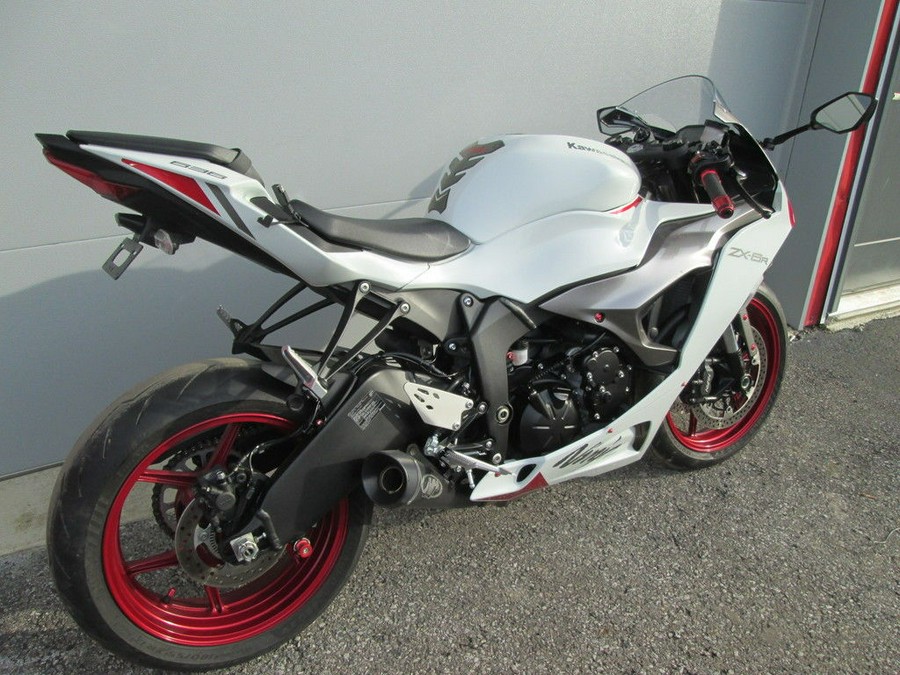 2024 Kawasaki Ninja® ZX™-6R ABS Pearl Robotic White/Metallic Graphite Gray