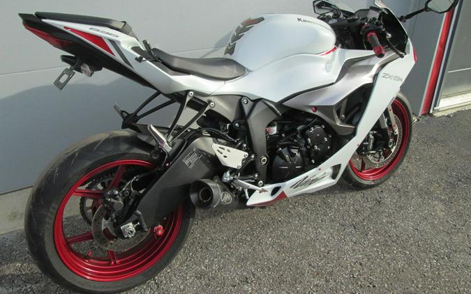 2024 Kawasaki Ninja® ZX™-6R ABS Pearl Robotic White/Metallic Graphite Gray