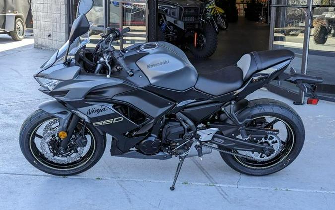 2024 Kawasaki Ninja® 650 ABS Metallic Matte Dark Gray/Metallic Spark Black