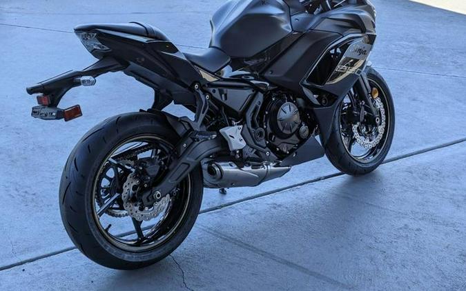 2024 Kawasaki Ninja® 650 ABS Metallic Matte Dark Gray/Metallic Spark Black