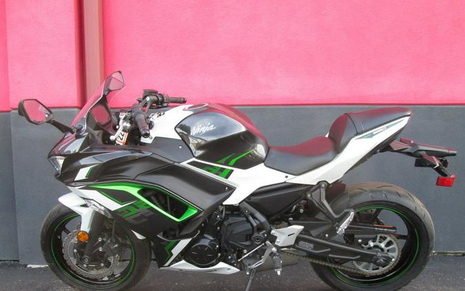 2022 Kawasaki Ninja® 650 ABS Pearl Robotic White/Metallic Carbon Gray