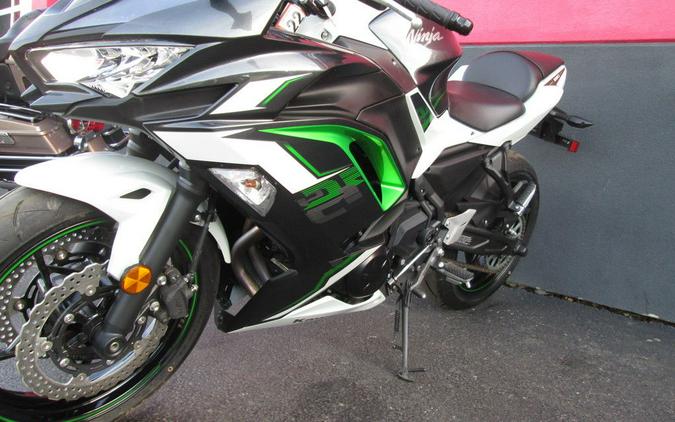 2022 Kawasaki Ninja® 650 ABS Pearl Robotic White/Metallic Carbon Gray