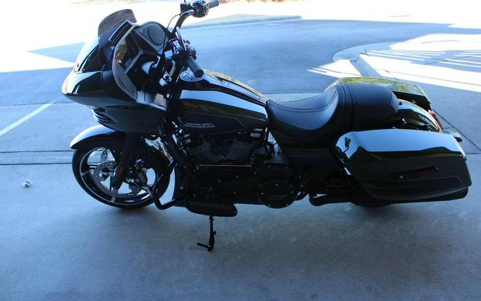 2026 Harley-Davidson® Road Glide® Olive Steel Metallic/Vivid Black Black Two-Up