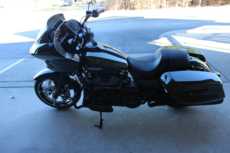 2026 Harley-Davidson® Road Glide® Olive Steel Metallic/Vivid Black Black Two-Up
