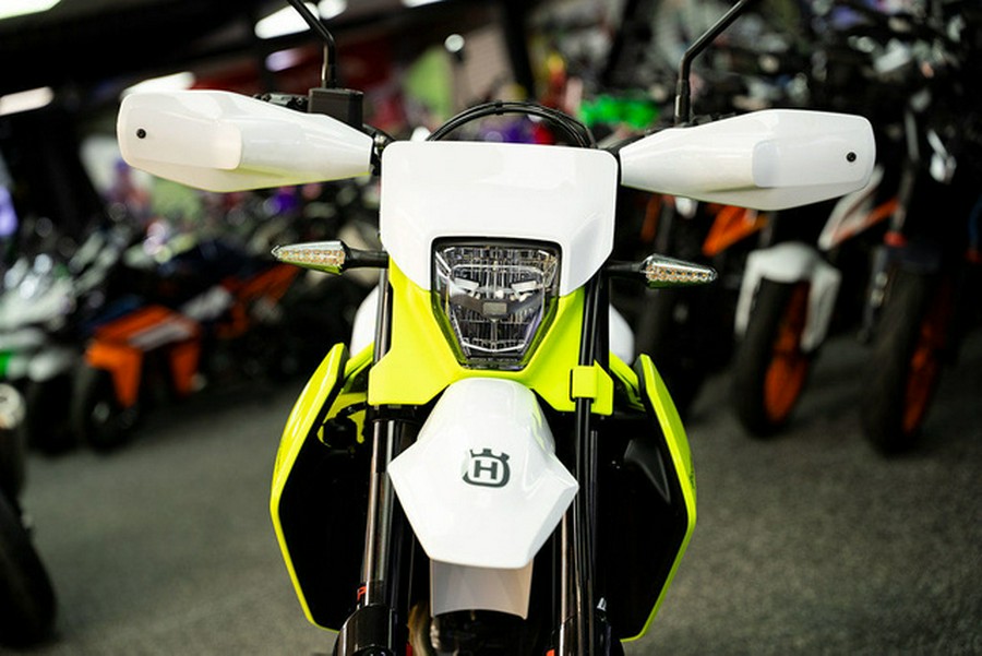 2026 Husqvarna Supermoto 701