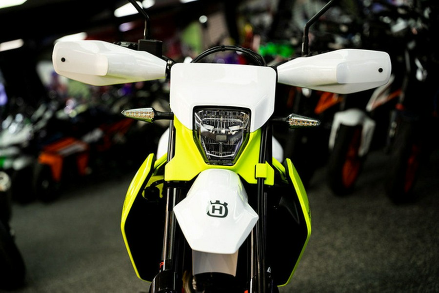 2026 Husqvarna Supermoto 701