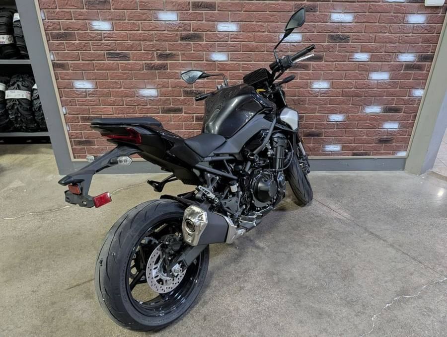 2025 Kawasaki Z900 ABS Metallic Spark Black/Metallic Carbon Gray