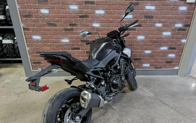 2025 Kawasaki Z900 ABS Metallic Spark Black/Metallic Carbon Gray