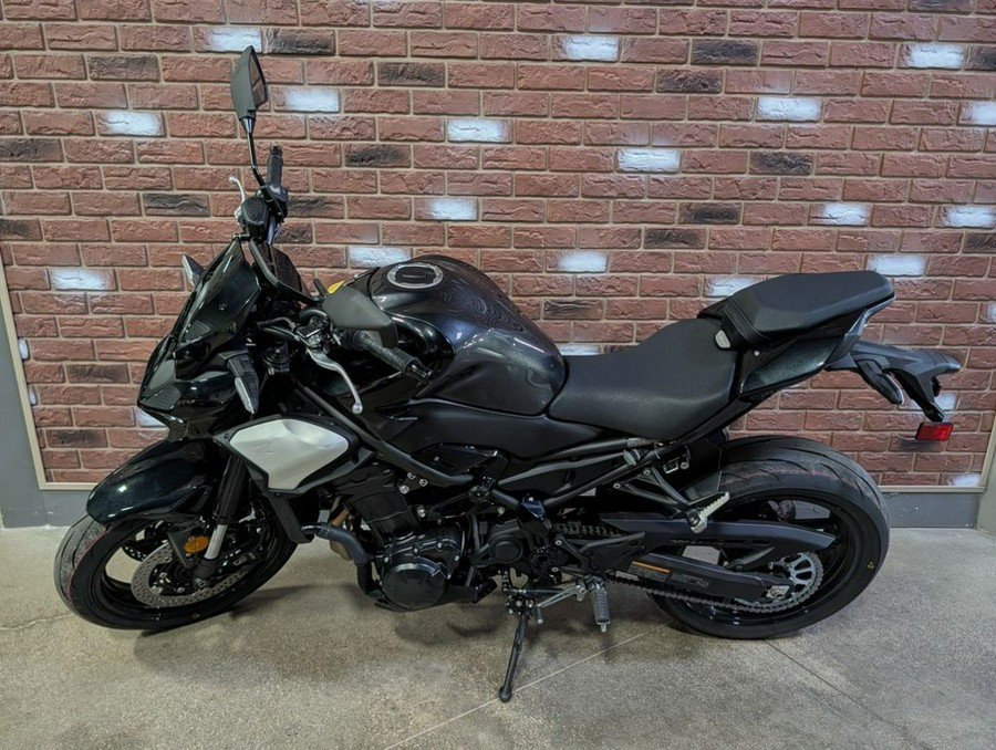 2025 Kawasaki Z900 ABS Metallic Spark Black/Metallic Carbon Gray