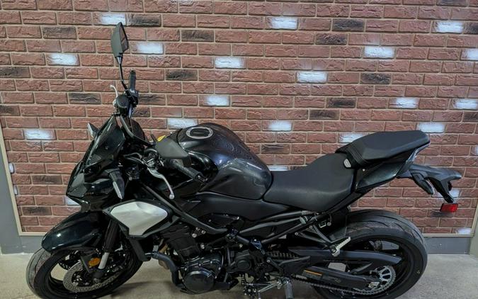 2025 Kawasaki Z900 ABS Metallic Spark Black/Metallic Carbon Gray