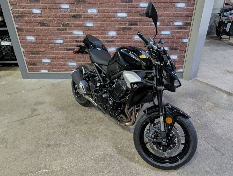 2025 Kawasaki Z900 ABS Metallic Spark Black/Metallic Carbon Gray