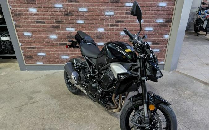 2025 Kawasaki Z900 ABS Metallic Spark Black/Metallic Carbon Gray