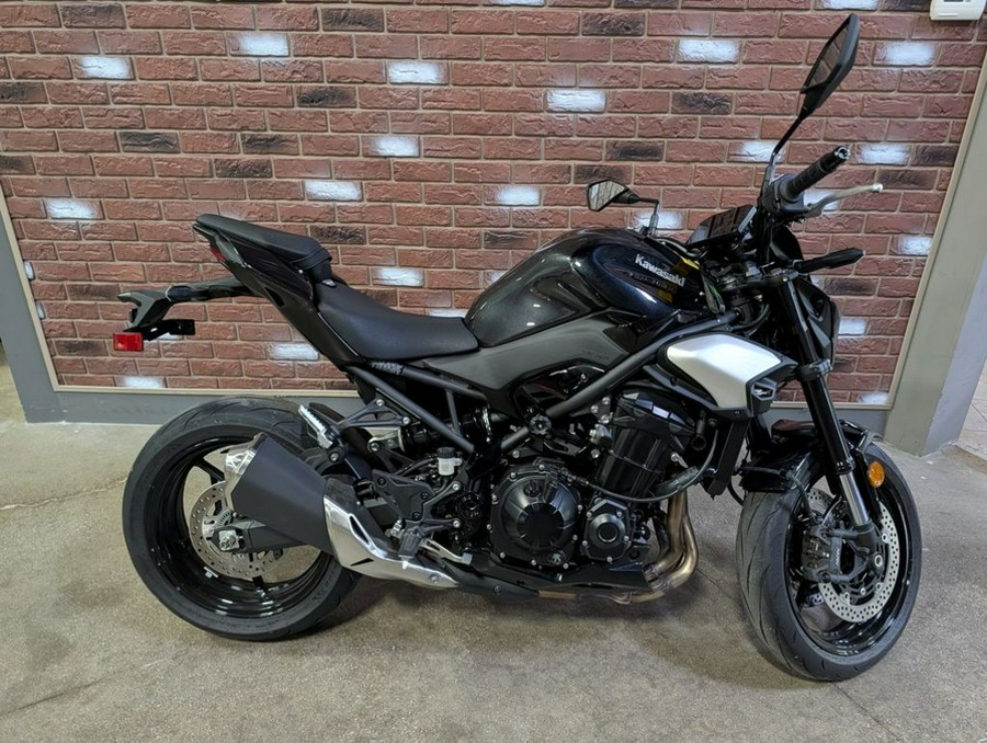 2025 Kawasaki Z900 ABS Metallic Spark Black/Metallic Carbon Gray