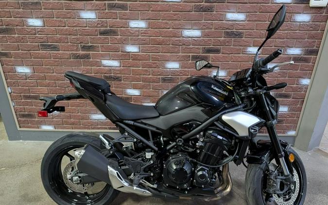 2025 Kawasaki Z900 ABS Metallic Spark Black/Metallic Carbon Gray