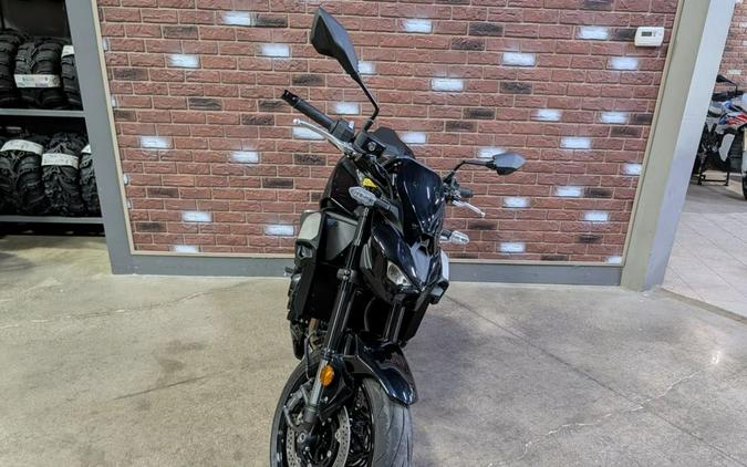 2025 Kawasaki Z900 ABS Metallic Spark Black/Metallic Carbon Gray